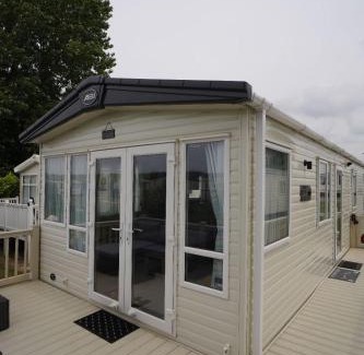 Heacham House | Stunning Heacham Sunset lodge pets go free linen included