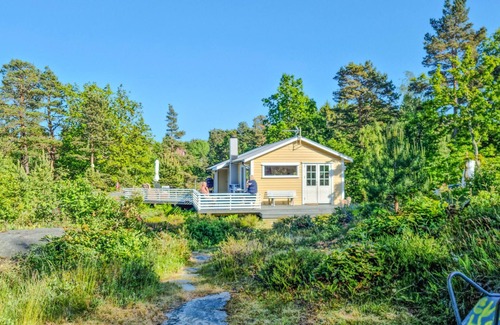 Lillesand House | Stunning home in Brekkestø with kitchen