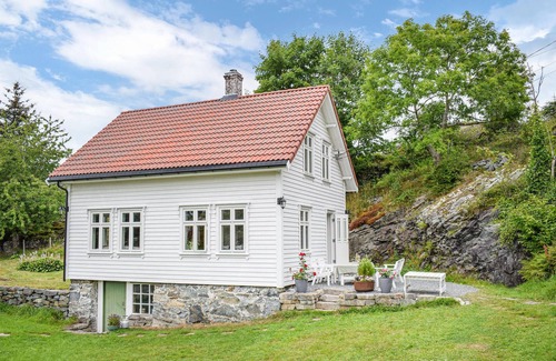 Lykling House | Stunning home in Finnås with kitchen