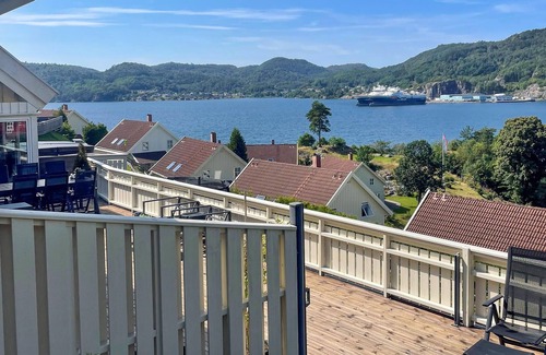 Lyngdal House | Stunning home in Lyngdal with WiFi