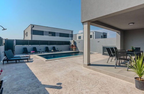 Vrsi House | Stunning home in Vrsi with WiFi