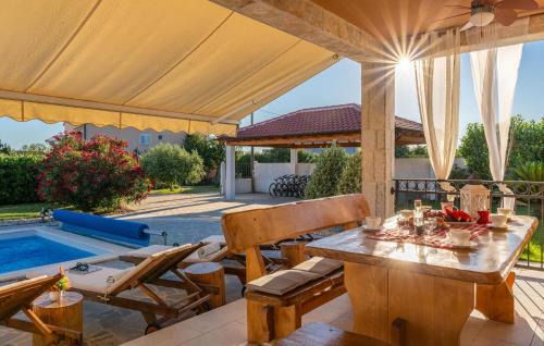Vrsi House | Stunning Home In Vrsi With Sauna