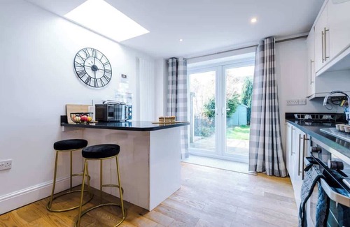 Chester House | Stunning Home, Perfect for Groups, FREE Parking!