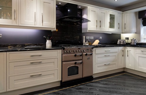 North Ferriby House | Stunning House near Yorkshire Wolds with Outdoor Swimming Pool, Sauna & Fire Pit