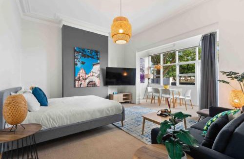 North Sydney Apartment | Stunning Huge Studio, Sunny terrace with Parking