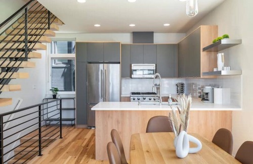 Eastlake House | *Stunning Lake Views 3B2B w/Space Needle view
