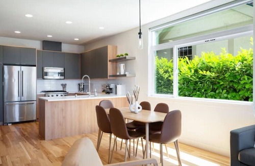 Eastlake House | *Stunning Lake Views 3B2B w/Space Needle view
