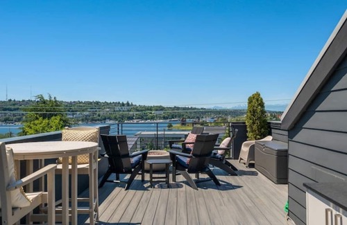 Eastlake House | *Stunning Lake Views 3B2B w/Space Needle view
