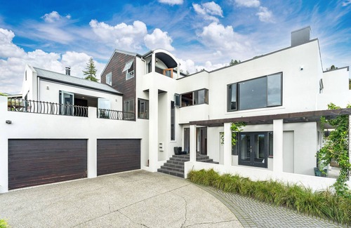 Acacia Bay House | Stunning Lake views