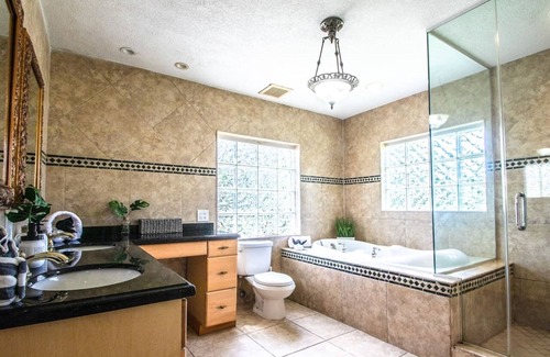 Ojus House | Stunning Lakefront Miami Pool House -Aventura Mall