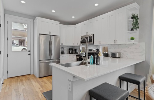 University Hills and Windsor Park House | Stunning Location - 5 Mins to DT & UT! - 3 BR Gem