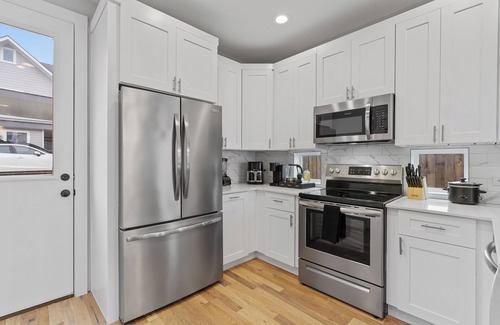 University Hills and Windsor Park House | Stunning Location - 5 Mins to DT & UT! - 3 BR Gem