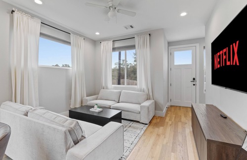 University Hills and Windsor Park House | Stunning Location - 5 Mins to DT & UT! - 3 BR Gem