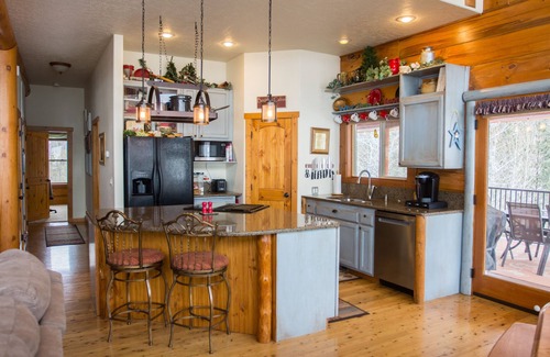 Garden Valley Cabin | Stunning Log Cabin w/Hot Tub, 3 Kings+ 4 BRms & loft - 2 flat screen TV's