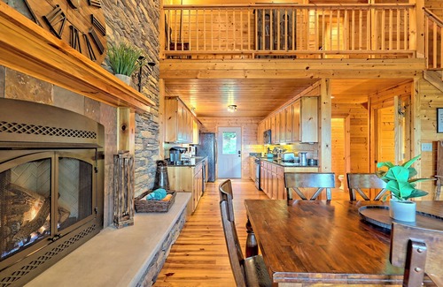 Screamer Mountain Cabin | Stunning Log Cabin w/Mtn. Views min. from Downtown Clayton, GA! Dog Friendly