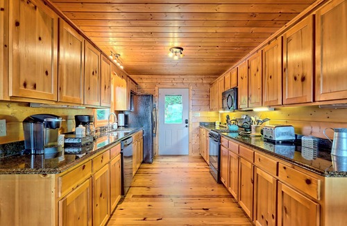 Screamer Mountain Cabin | Stunning Log Cabin w/Mtn. Views min. from Downtown Clayton, GA! Dog Friendly