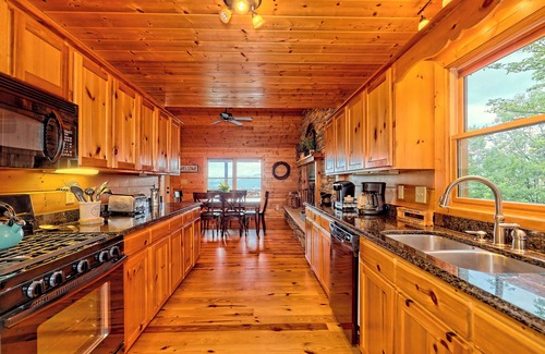 Screamer Mountain Cabin | Stunning Log Cabin w/Mtn. Views min. from Downtown Clayton, GA! Dog Friendly