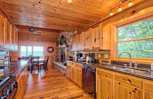 Screamer Mountain Cabin | Stunning Log Cabin w/Mtn. Views min. from Downtown Clayton, GA! Dog Friendly