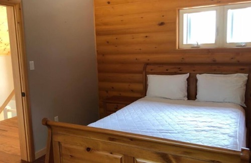Dysart et al Cottage | Stunning log cottage with beach on Redstone lake