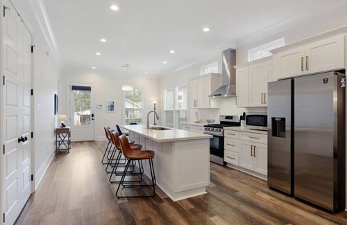 Leonidas House | Stunning Luxury Home 2 Blocks From Streetcar!