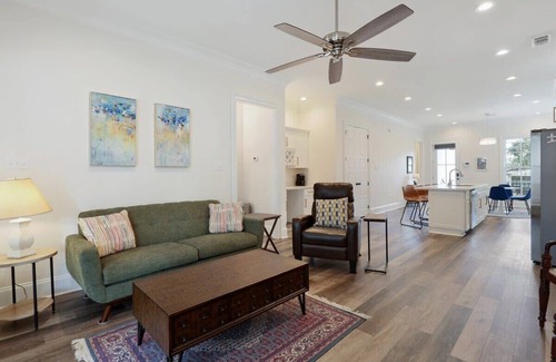 Leonidas House | Stunning Luxury Home 2 Blocks From Streetcar!