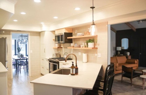 Greenacres House | Stunning Mid-Century 5-Bed Home with Pool/Hot Tub