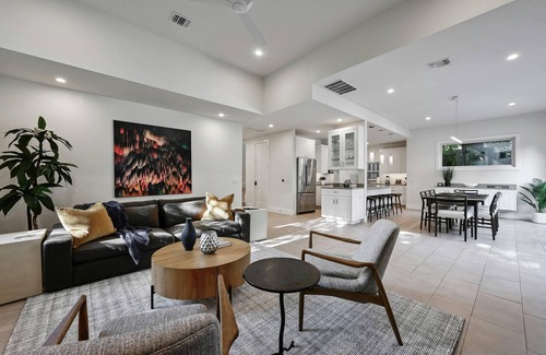 Barton Heights House | Stunning Mid-century Perfection, Heated Pool & Hot Tub Zilker & Barton Springs!