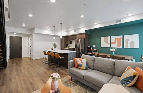 People's Freeway Condo | Stunning MidCentury Condo in SLC w/Parking