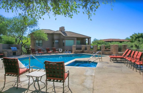 Tucson Condo | Stunning, modern 2BR in coveted Greens! View, Pool + Fitness!