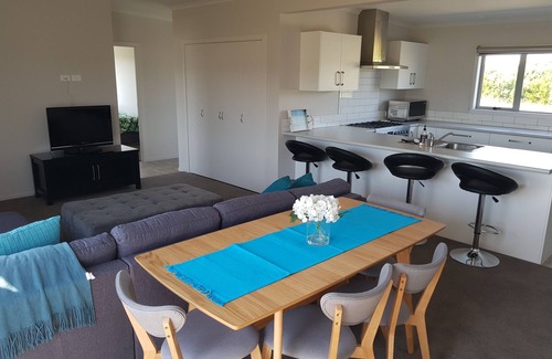 Waihi Beach House | Stunning modern beach house 5 minutes walk from the beach