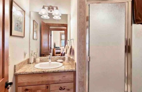 Gold Mountain House | Stunning Modern Mountain Cabin | Privacy | Nakoma Resort | Heat/AC