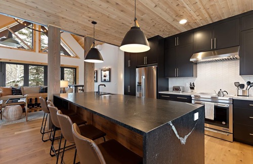 Victor House | Stunning mountain modern cabin with unique features close to National Forest