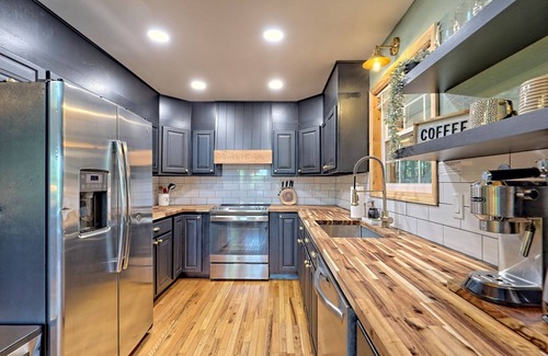 Murphy Cabin | STUNNING Mountain VIEW Lodge for 14!