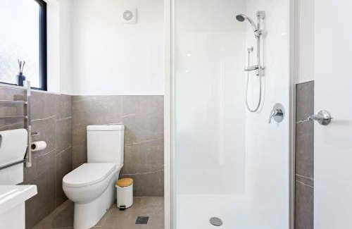 Pukekohe House | Stunning New 2BR Luxury in Pukekohe - WiFi Netflix