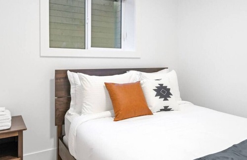 Surrey Newton House | Stunning Newly Furnished 2 Bdrm Suite in Surrey