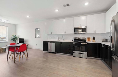 Downtown Louisville Apartment | Stunning Nulu 1BR CozySuites 08