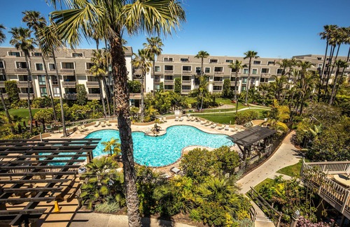 Townsite Condo | Stunning Ocean Views, Pool, Fitness Center & 2 Parking Spaces Included