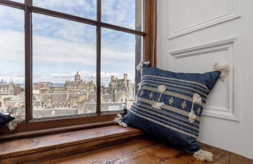 Old Town Apartment | Stunning Panoramic Views: Heart of the Royal Mile