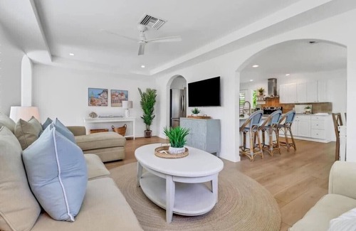 Central Naples House | STUNNING POOL HOME, 4 BEDS, NEWLY RENOVATED, CENTRALLY LOCATED
