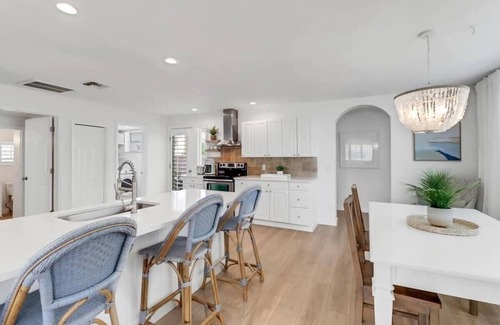 Central Naples House | STUNNING POOL HOME, 4 BEDS, NEWLY RENOVATED, CENTRALLY LOCATED