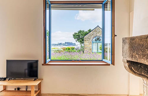 La Trinite-sur-Mer House | Stunning private villa for 4 guests with TV and terrace