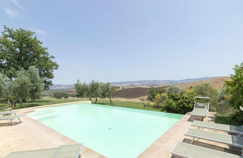 Castiglione d'Orcia Villa | Stunning private villa with WIFI, private pool, hot tub, TV, terrace, parking, close to Montalcino