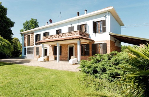 San Damiano dʼAsti House | Stunning private villa for 9 guests with A/C, private pool, WIFI, TV, patio and pets allowed