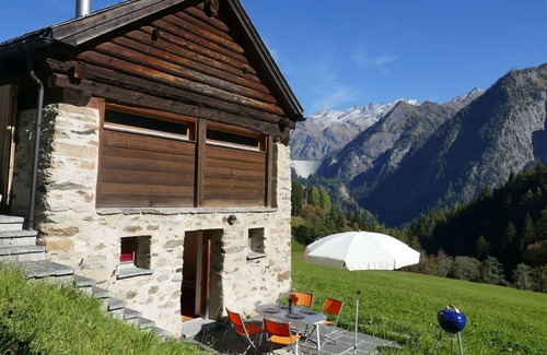Blenio House | Stunning private villa for 5 guests with WIFI, patio, pets allowed and panoramic view