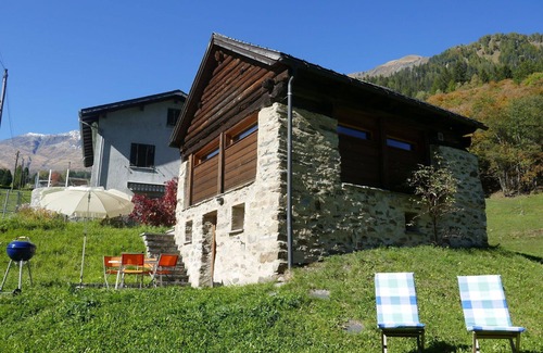 Blenio House | Stunning private villa for 5 guests with WIFI, patio, pets allowed and panoramic view