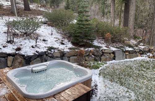 Homewood House | Stunning Private Compound with Hot Tub, Nearby Beach, Flat Lawn, Ski in/out