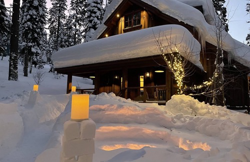 Homewood House | Stunning Private Compound with Hot Tub, Nearby Beach, Flat Lawn, Ski in/out