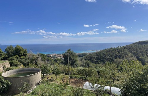 Ranzi House | Stunning private villa for 4 guests with WIFI, TV, patio, pets allowed and panoramic view