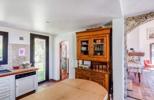 Sollies-Ville Villa | Stunning private villa for 6 guests with private pool, TV and terrace