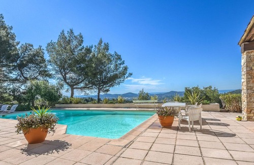 Sollies-Ville Villa | Stunning private villa for 6 guests with private pool, TV and terrace